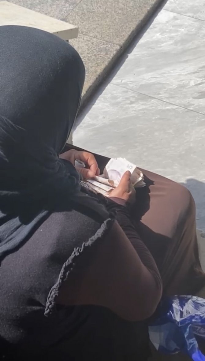 Taksim’de Hasılatı Sayan Dilenci Kadın Kamerada