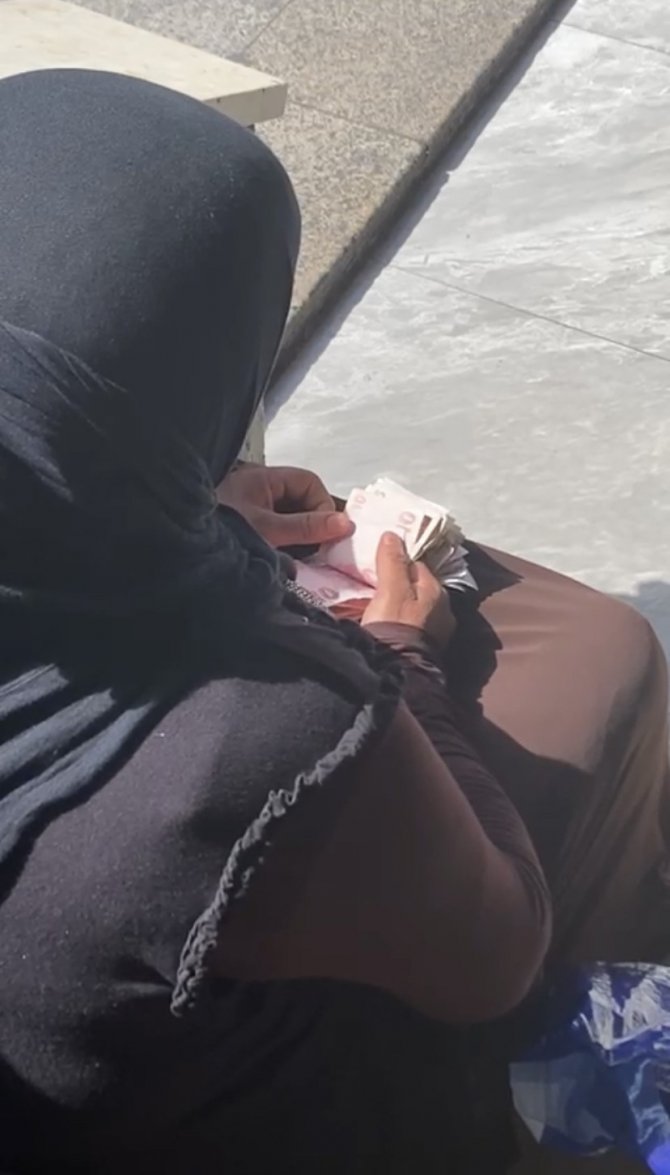 Taksim’de Hasılatı Sayan Dilenci Kadın Kamerada