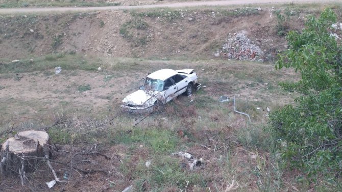 Uşak’ta Şarampole Uçan Araçtan 2 Kişi Ağır Yaralandı