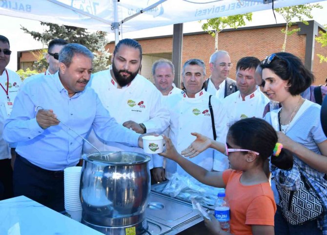 Vali Şıldak’tan Vatandaşa Çorba İkramı