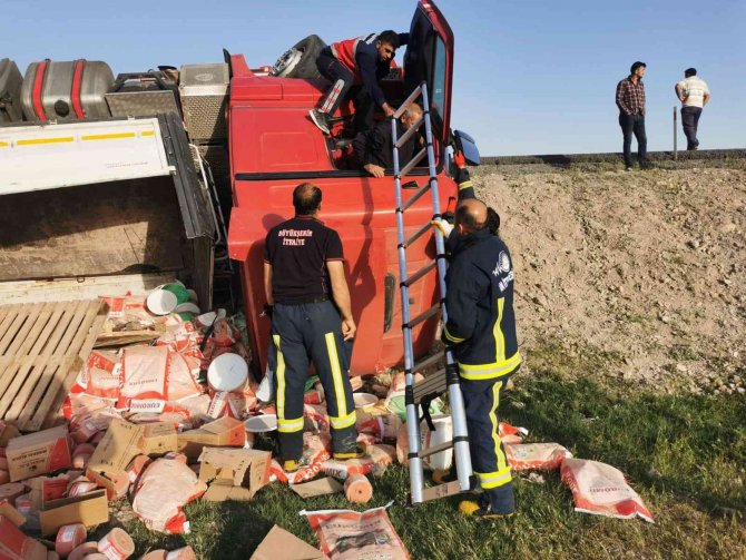 Kontrolden Çıkan Tır Devrildi: 1 Yaralı