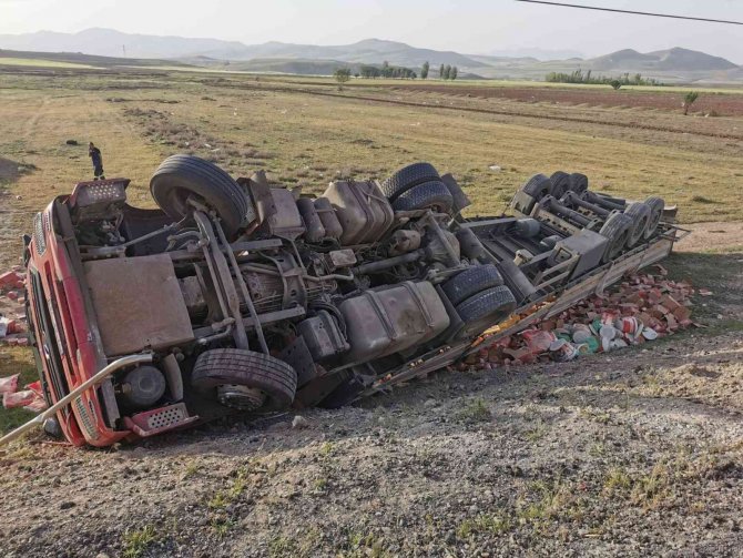Kontrolden Çıkan Tır Devrildi: 1 Yaralı