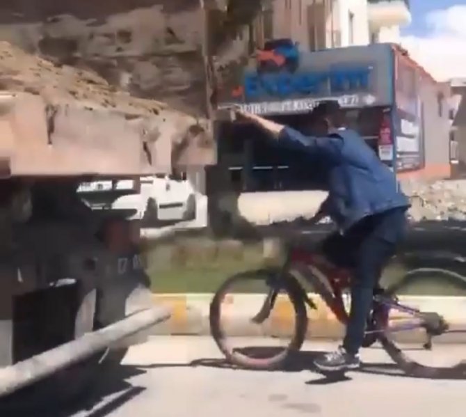 Genç Bisikletlinin Tehlikeli Yolculuğu