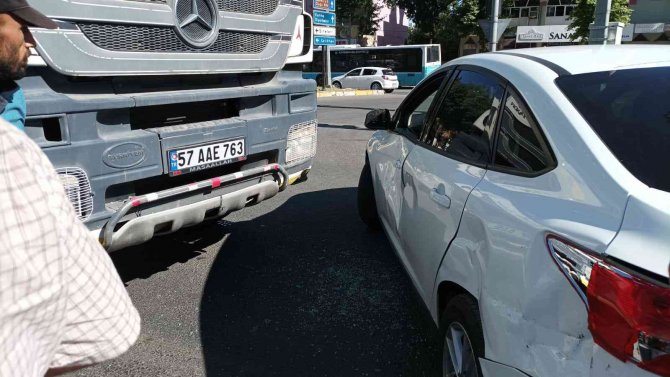 Hafriyat Kamyonu Otomobile Çarptı