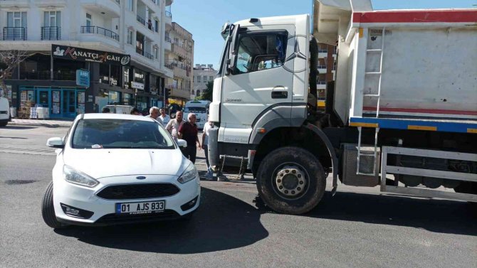 Hafriyat Kamyonu Otomobile Çarptı
