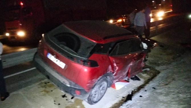 Sandıklı’da Otomobil Refüje Devrildi: 2 Yaralı
