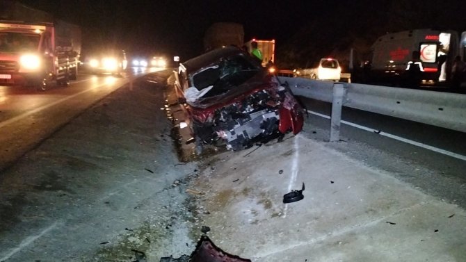 Sandıklı’da Otomobil Refüje Devrildi: 2 Yaralı