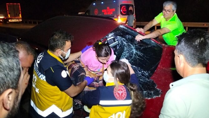 Sandıklı’da Otomobil Refüje Devrildi: 2 Yaralı