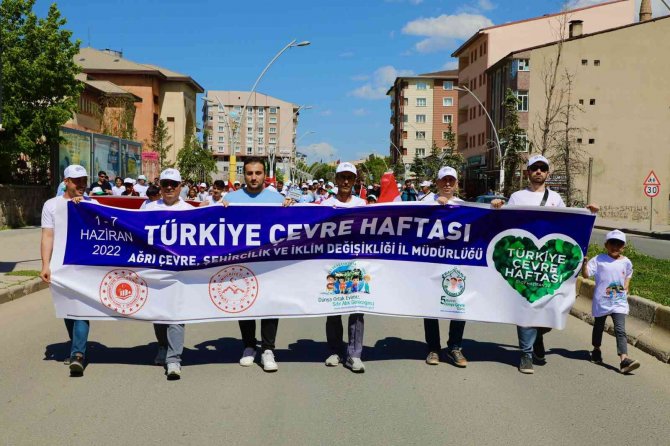 Ağrı’da ’Sıfır Atık’ Parolasıyla "81 İ̇lde 81 Milyar Adım Çevre Yürüyüşü" Düzenlendi