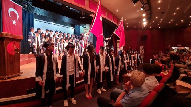 Atatürk Anadolu Lisesi’nde Mezuniyet Sevinci