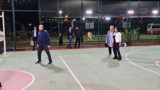 Bakan Çavuşoğlu, Basın Mensuplarıyla Voleybol Oynadı