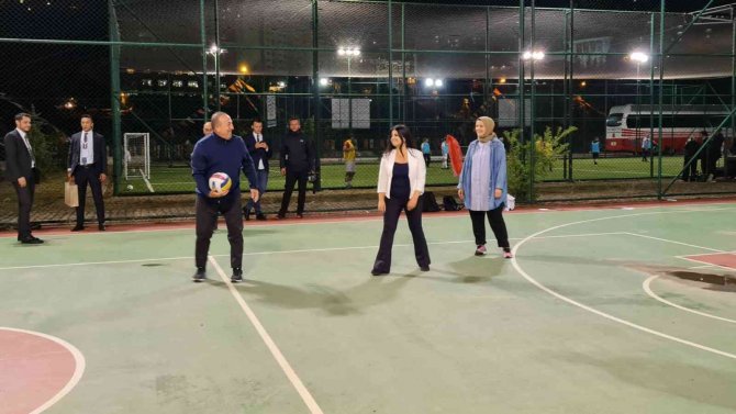 Bakan Çavuşoğlu, Basın Mensuplarıyla Voleybol Oynadı
