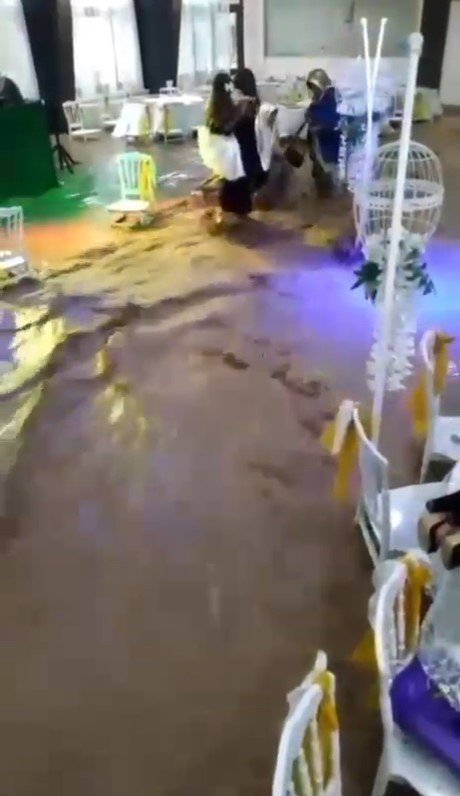 Sele Düğünde Yakalandılar, Masaların Üzerine Çıkarak Kurtuldular