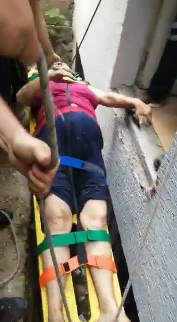 Bursa’da Balkondan Apartman Boşluğuna Düşen Yaşlı Kadını İtfaiye Ekipleri Kurtardı