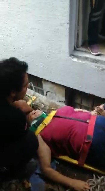 Bursa’da Balkondan Apartman Boşluğuna Düşen Yaşlı Kadını İtfaiye Ekipleri Kurtardı