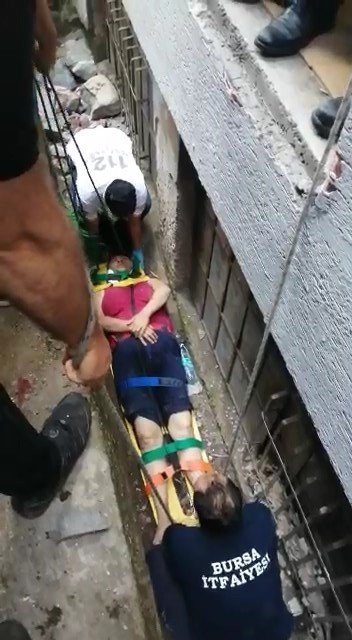 Bursa’da Balkondan Apartman Boşluğuna Düşen Yaşlı Kadını İtfaiye Ekipleri Kurtardı