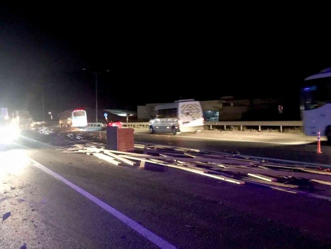 Ambulans, Kamyon Kasasından Dökülen Kerestelere Çarptı : 1 Yaralı