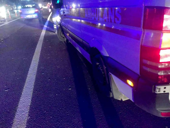 Ambulans, Kamyon Kasasından Dökülen Kerestelere Çarptı : 1 Yaralı