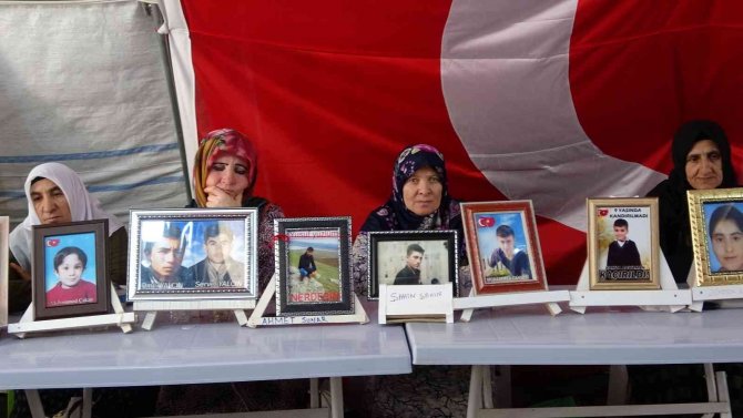 Hdp Diyarbakır İ̇l Başkanlığı Önündeki Evlat Nöbeti Bin 7’nci Gününde