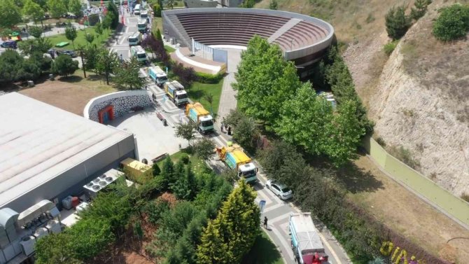 Tuzla’da Dünya Çevre Günü’nde Çöpleri Maskotlar Topladı