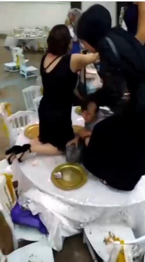 Sele Düğünde Yakalandılar, Masaların Üzerine Çıkarak Kurtuldular