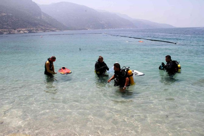 Dünyaca Ünlü Plajda Deniz Dibi Temizliği