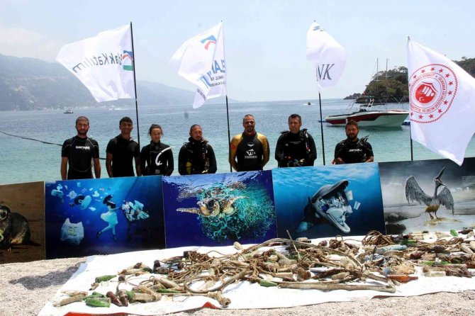Dünyaca Ünlü Plajda Deniz Dibi Temizliği