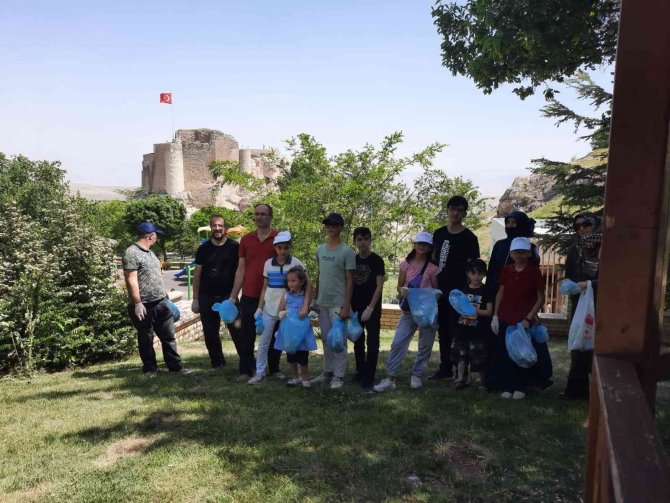 Elazığ’da Çocuklar Ve Gönüllüler Harput’u Temizledi
