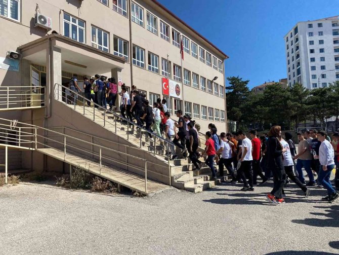 Elazığ’da Lgs Heyecanı Başladı, Öğrenciler İçeride Aileler Dışarıda Ter Döktü