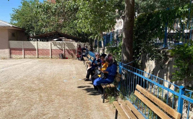 Elazığ’da Lgs Heyecanı Başladı, Öğrenciler İçeride Aileler Dışarıda Ter Döktü