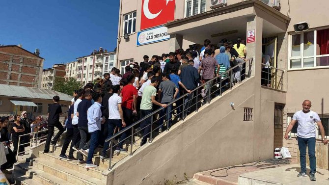 Elazığ’da Lgs Heyecanı Başladı, Öğrenciler İçeride Aileler Dışarıda Ter Döktü