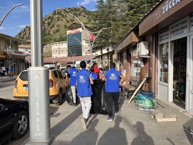 Çukurcalı Gönüllü Gençlerden Örnek Davranış
