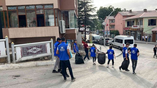 Çukurcalı Gönüllü Gençlerden Örnek Davranış