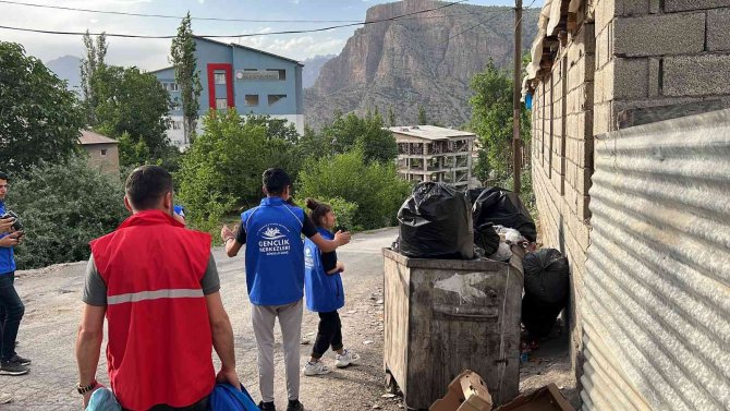 Çukurcalı Gönüllü Gençlerden Örnek Davranış