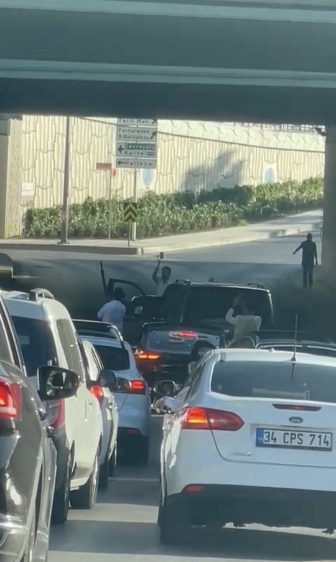 Sancaktepe’de Düğün Konvoyunda Havaya Ateş Açan Mangadalar Suçüstü Yakalandı