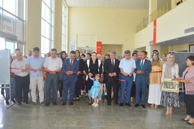 Besni’de Hayat Boyu Öğrenme Sergisi Açıldı