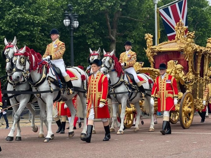 Kraliçe Iı. Elizabeth’in Hologramı Halkı Selamladı