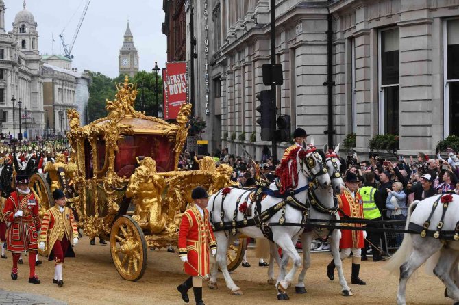 Kraliçe Iı. Elizabeth’in Hologramı Halkı Selamladı