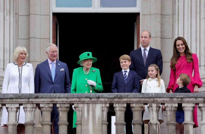 Kraliçe Iı. Elizabeth’in Hologramı Halkı Selamladı