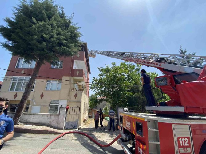 Sancaktepe’de Çatı Tadilatı Sırasında Korkutan Yangın