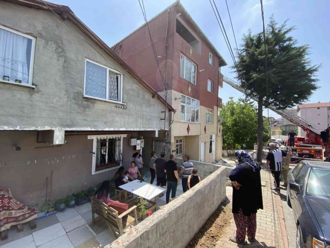 Sancaktepe’de Çatı Tadilatı Sırasında Korkutan Yangın