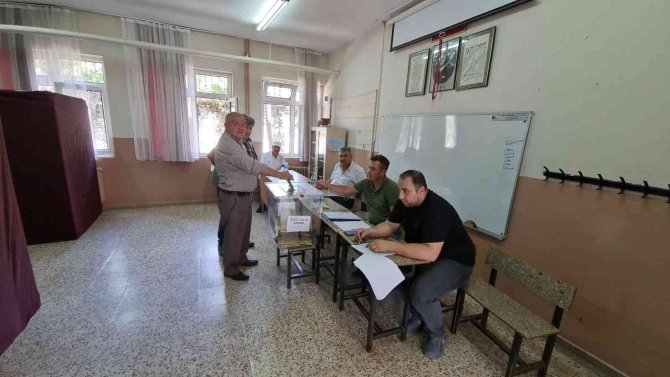 Tire’de İki Mahallede 14 Adayın Yarıştığı Muhtarlık Seçimlerinde Dostluk Kazandı