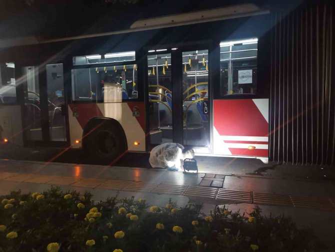 İ̇zmir’de İçinde Yolcular Bulunan Belediye Otobüsüne Mermi İsabet Etti