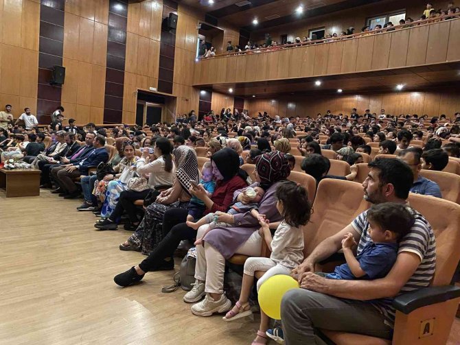 ‘Nefes Almadan’ Tiyatro Gösterisine Yoğun İlgi