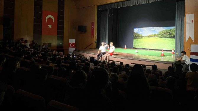‘Nefes Almadan’ Tiyatro Gösterisine Yoğun İlgi