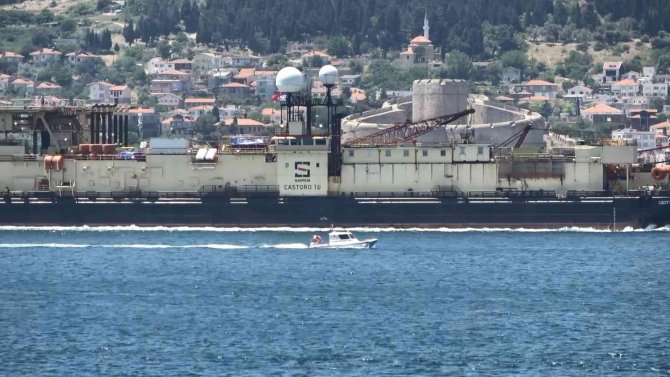 Karadeniz’de Bulunan Doğalgazın Taşınması İçin Sığ Denizlere Boru Serpecek Olan ‘Castoro 10’ İsimli Gemi Çanakkale Boğazı’ndan Geçti