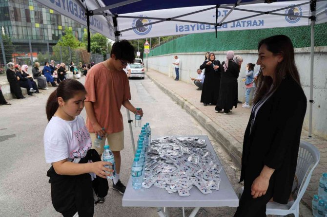 Kartal Belediyesinden Lgs Öncesi Öğrencilere Su İkramı