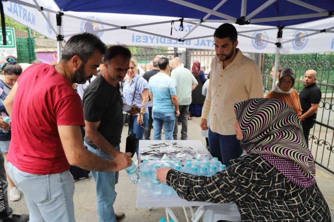 Kartal Belediyesinden Lgs Öncesi Öğrencilere Su İkramı