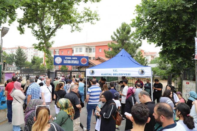 Kartal Belediyesinden Lgs Öncesi Öğrencilere Su İkramı