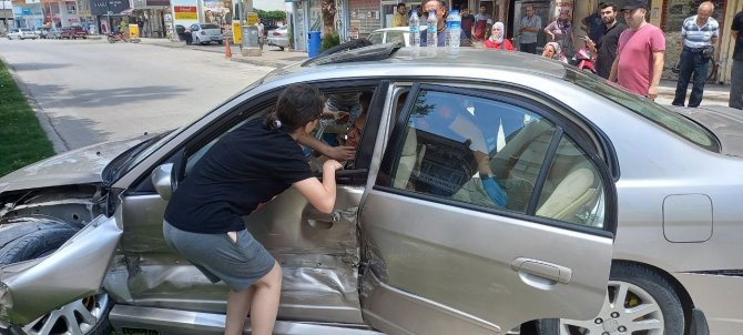 Sağlık Çalışanları Kazada Araçta Sıkışan Sürücü İçin Seferber Oldu